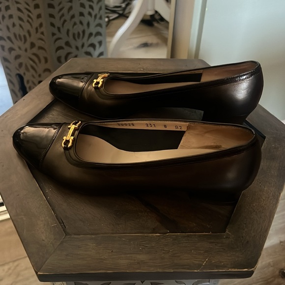 🛑 1 hour sale. Salvatore Ferragamo, size 8, Black & Gold Heels; Elegant Design - Picture 5 of 11